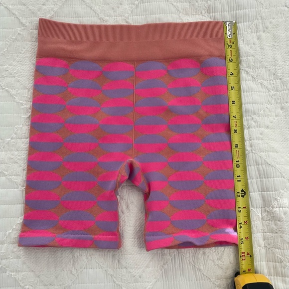Fabletics Seamless High-Waisted 9” Shorts, size M 💜🧡💗 - Picture 3 of 7